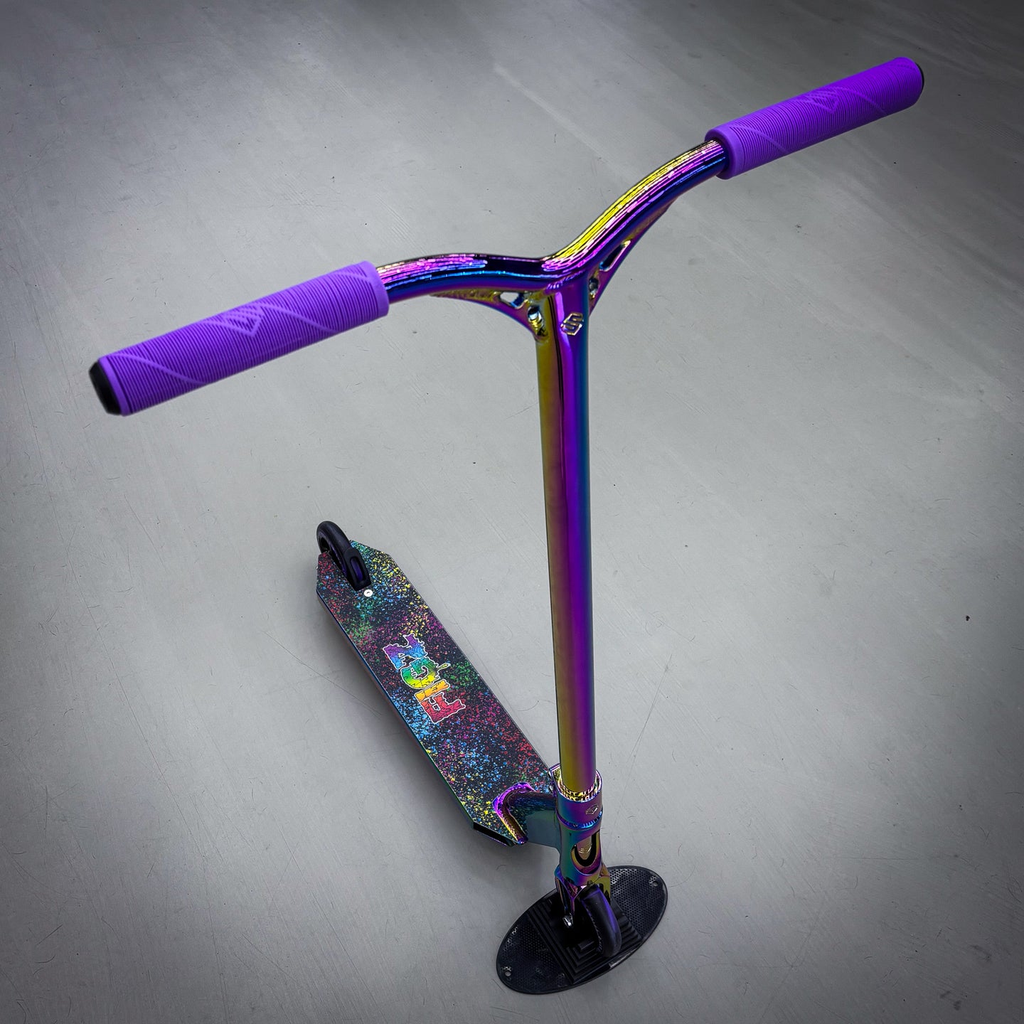 Striker Full Rainbow Custom Build - Rainbow-ScootWorld.dk