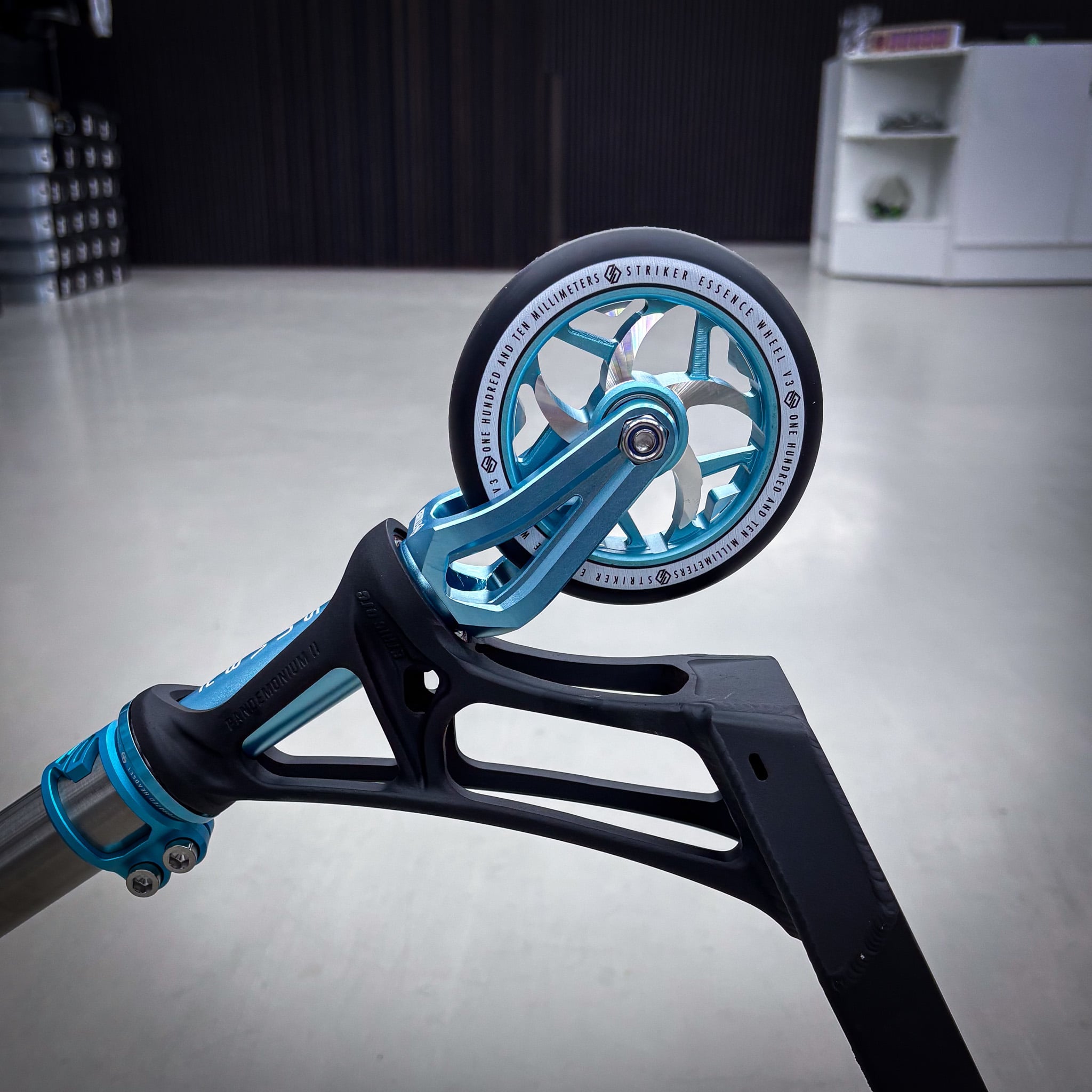 Striker Titan Bend Pande Custom Build - Black/Teal/Silver-ScootWorld.dk