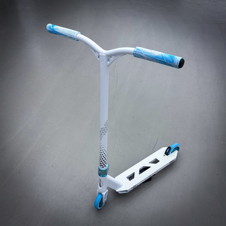 Striker Lux V2 White/Teal Custom Freestyle koloběžky - White/Teal