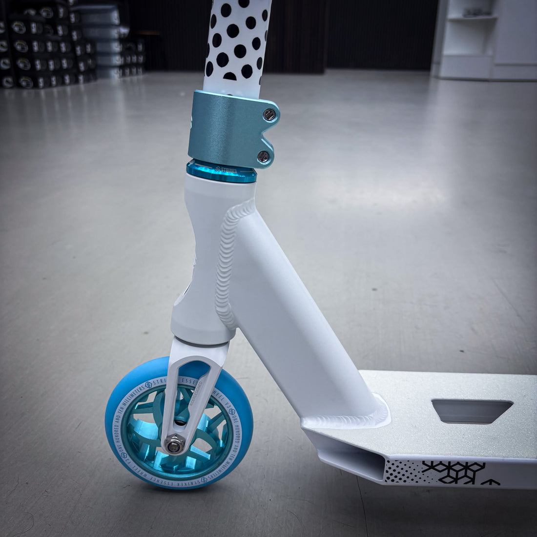 Striker Lux V2 White/Teal Custom Freestyle koloběžky - White/Teal