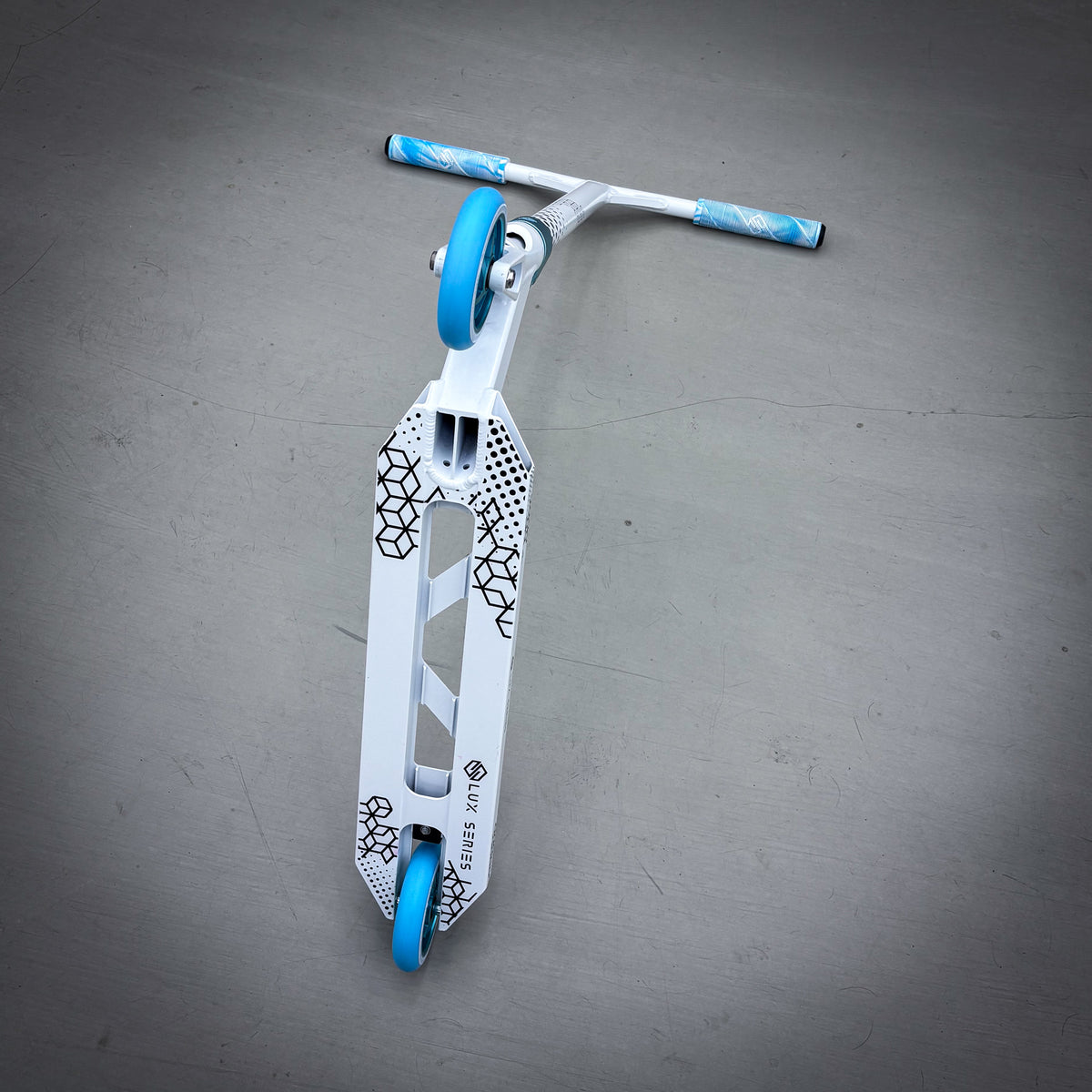 Striker Lux V2 White/Teal Custom Freestyle koloběžky - White/Teal